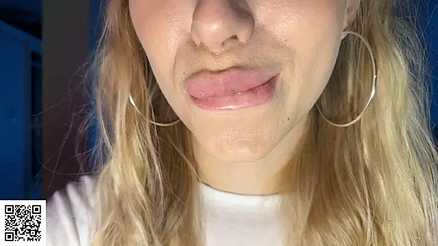 Snapshot of ElysiaXo chatting on December 1, 2025, 11:16 pm ElysiaXo online show from December 1, 2025, 11:16 pm