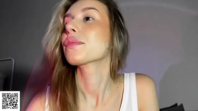 Snapshot of ElysiaXo chatting on October 19, 2025, 8:33 pm ElysiaXo online show from October 19, 2025, 8:33 pm