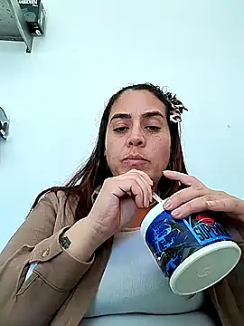 Snapshot of denissebombon chatting on February 9, 2026, 6:39 pm denissebombon online show from February 9, 2026, 6:39 pm