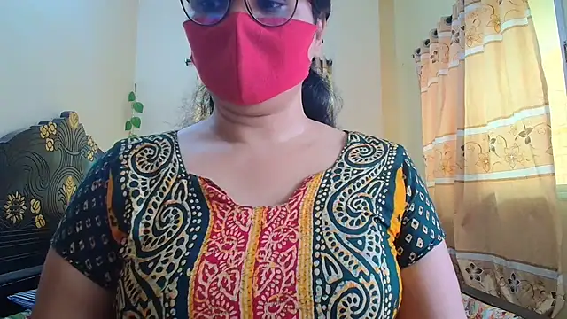 Snapshot of Elena_cruz5 chatting on May 4, 2026, 4:38 am Elena cruz5 online show from May 4, 2026, 4:38 am