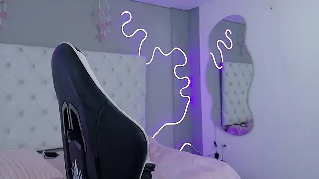 Snapshot of Emma_visconti chatting on October 2, 2025, 12:30 pm Emma visconti online show from October 2, 2025, 12:30 pm