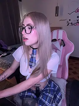 Snapshot of PrettyAshley_ chatting on April 24, 2026, 10:23 pm PrettyAshley online show from April 24, 2026, 10:23 pm