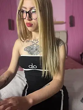 Snapshot of PrettyAshley_ chatting on May 7, 2026, 9:29 pm PrettyAshley online show from May 7, 2026, 9:29 pm