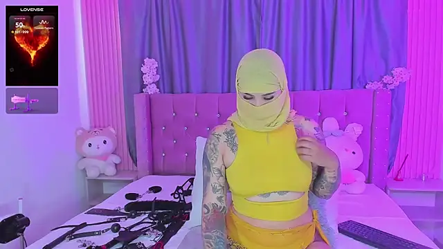 Snapshot of Nayla-Mouna chatting on February 27, 2026, 7:35 pm Nayla-Mouna online show from February 27, 2026, 7:35 pm