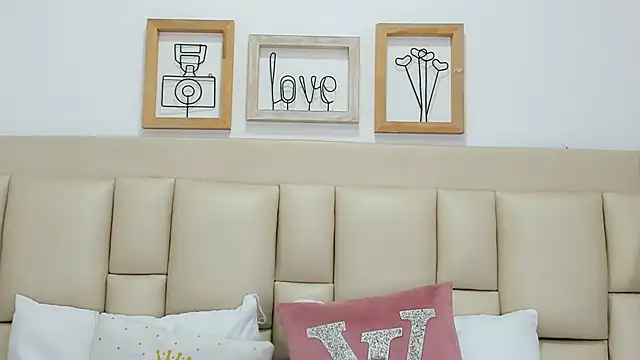 Snapshot of EbonyLudovica chatting on November 26, 2025, 3:28 am EbonyLudovica online show from November 26, 2025, 3:28 am