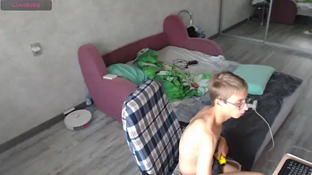 glasses cat online show from September 14, 2025, 2:50 pm