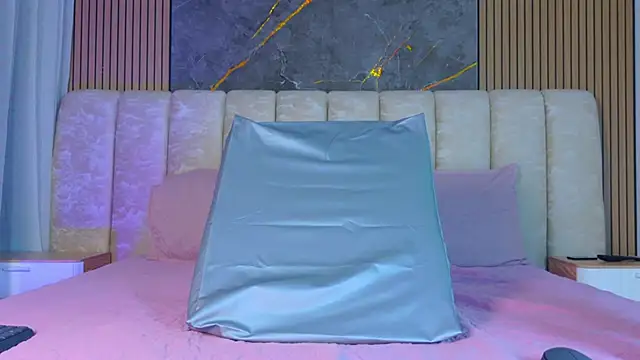 Snapshot of mia_scot chatting on February 5, 2026, 12:01 pm mia scot online show from February 5, 2026, 12:01 pm