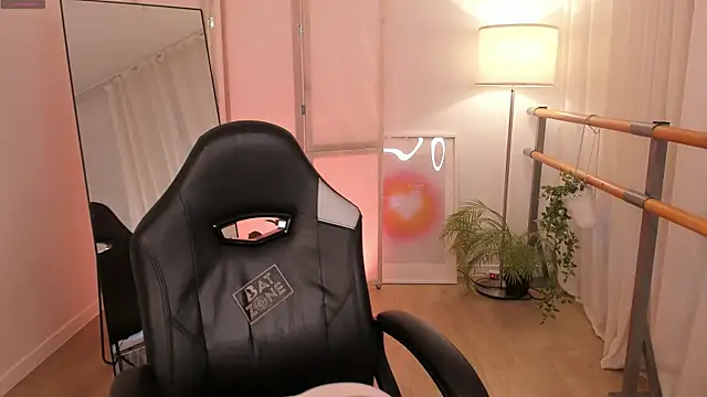 Snapshot of Lina_Glow chatting on December 1, 2025, 6:47 am Lina Glow online show from December 1, 2025, 6:47 am