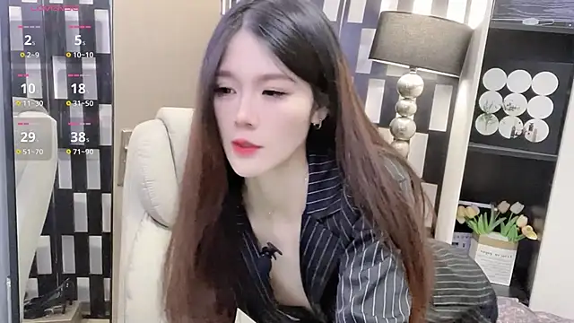 Yueyue-MM online show from November 28, 2025, 2:01 am