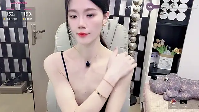 Snapshot of Yueyue-MM chatting on May 1, 2026, 12:32 pm Yueyue-MM online show from May 1, 2026, 12:32 pm