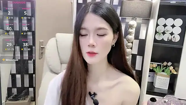 Yueyue-MM online show from November 11, 2025, 2:45 pm