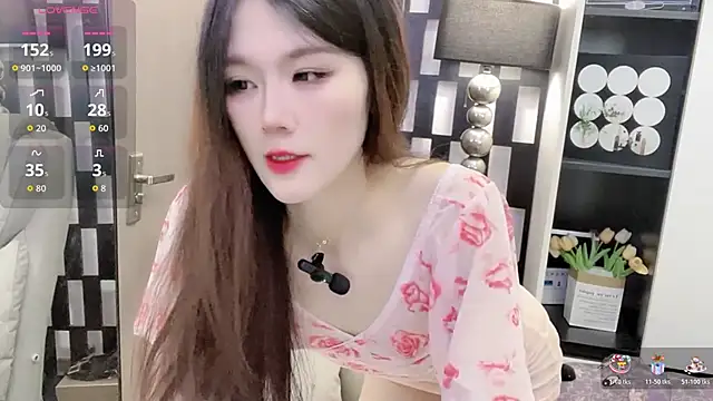 Yueyue-MM online show from November 5, 2025, 12:25 am