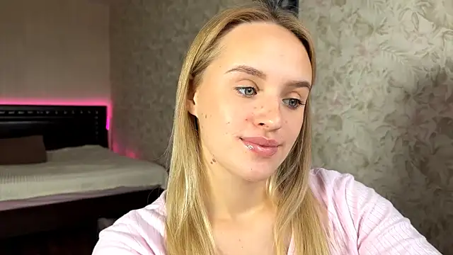 Snapshot of ElisabetLorney chatting on October 13, 2025, 8:38 am ElisabetLorney online show from October 13, 2025, 8:38 am