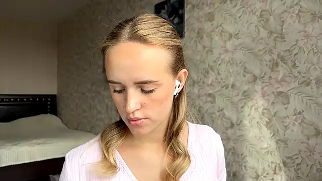 Snapshot of ElisabetLorney chatting on September 17, 2025, 8:38 am ElisabetLorney online show from September 17, 2025, 8:38 am
