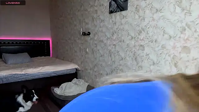 ElisabetLorney online show from November 13, 2025, 8:07 am