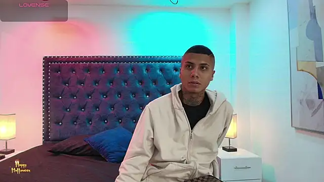 Snapshot of Damian_and_roxanne chatting on October 26, 2025, 12:27 pm Damian and roxanne online show from October 26, 2025, 12:27 pm