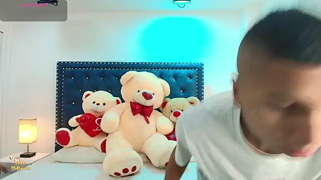 Snapshot of Damian_and_roxanne chatting on October 19, 2025, 12:30 pm Damian and roxanne online show from October 19, 2025, 12:30 pm