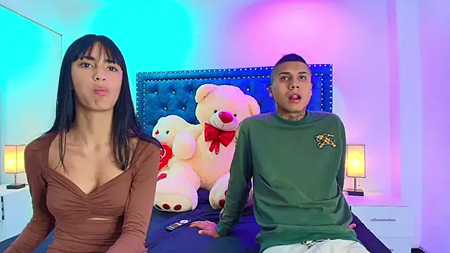 Snapshot of Damian_and_roxanne chatting on October 17, 2025, 12:40 pm Damian and roxanne online show from October 17, 2025, 12:40 pm