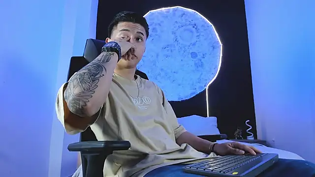 liaamsmiith  online show from November 11, 2025, 12:22 pm