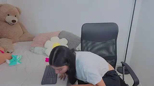 valerihouse online show from October 28, 2025, 12:44 am