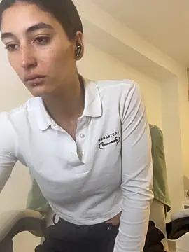 Scarlett 12 online show from April 15, 2026, 9:59 am