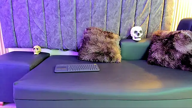 Snapshot of Rowan_Mills chatting on September 24, 2025, 8:37 pm Rowan Mills online show from September 24, 2025, 8:37 pm