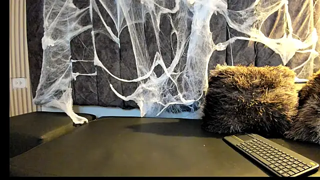 Snapshot of Rowan_Mills chatting on October 15, 2025, 8:39 pm Rowan Mills online show from October 15, 2025, 8:39 pm