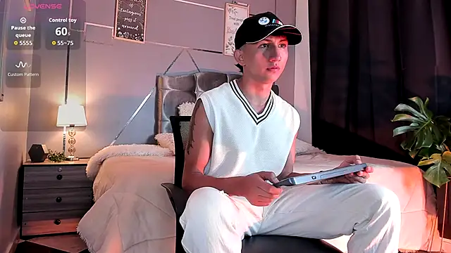 oliver mr  online show from November 19, 2025, 8:09 pm