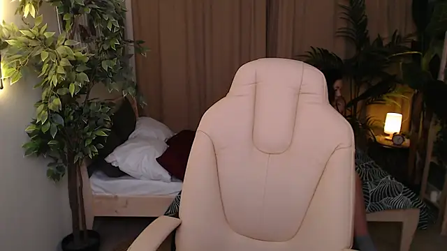 Snapshot of Halle_Berrry chatting on November 12, 2025, 2:10 pm Halle Berrry online show from November 12, 2025, 2:10 pm