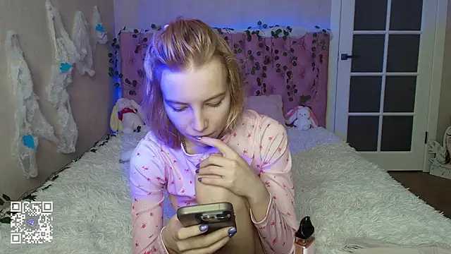 Pink Lila18 online show from February 16, 2026, 1:04 am