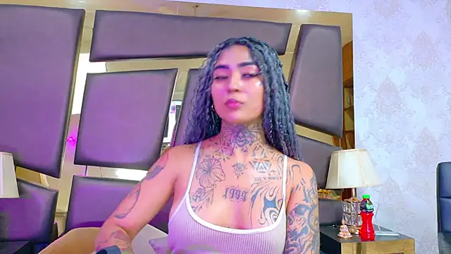 EmilieLake online show from February 12, 2026, 7:35 pm