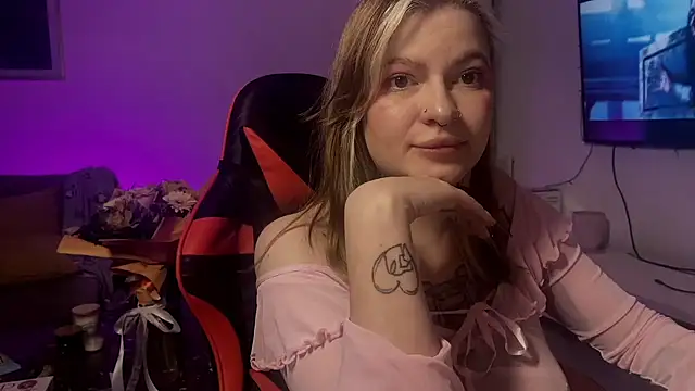 Snapshot of Mia_Kamp chatting on February 14, 2026, 5:35 pm Mia Kamp online show from February 14, 2026, 5:35 pm