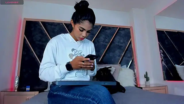 Snapshot of SusanaHenao chatting on November 24, 2025, 5:24 pm SusanaHenao online show from November 24, 2025, 5:24 pm