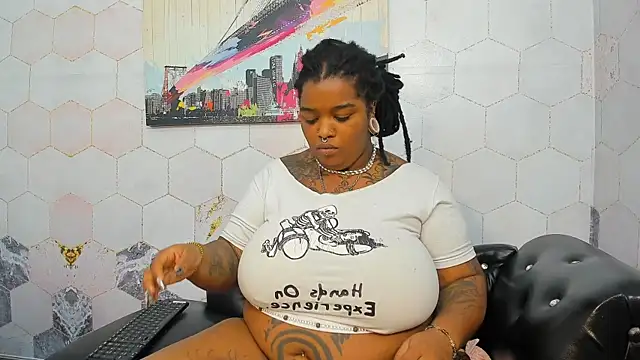 Snapshot of Anaa_Fuentess chatting on February 28, 2026, 1:00 pm Anaa Fuentess online show from February 28, 2026, 1:00 pm