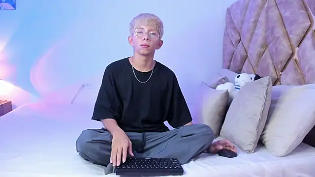 Snapshot of Hyunjin_Son chatting on January 15, 2026, 7:50 pm Hyunjin Son online show from January 15, 2026, 7:50 pm