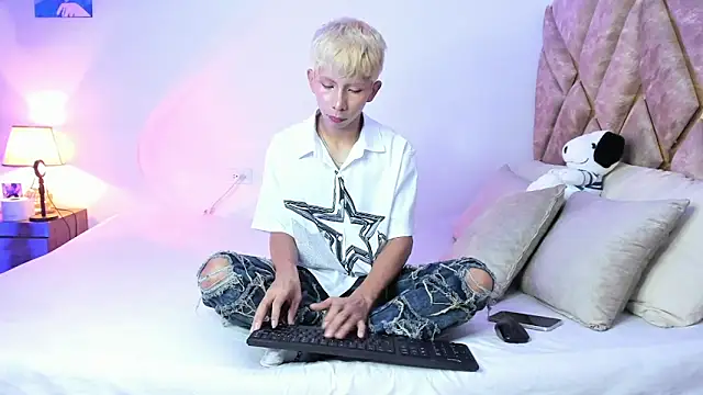 Snapshot of Hyunjin_Son chatting on January 10, 2026, 2:45 pm Hyunjin Son online show from January 10, 2026, 2:45 pm