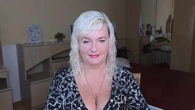 Snapshot of Vina_Vision chatting on October 6, 2025, 10:16 am Vina Vision online show from October 6, 2025, 10:16 am