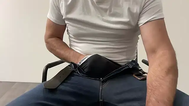 Snapshot of harrys74 chatting on November 17, 2025, 12:09 pm harrys74 online show from November 17, 2025, 12:09 pm