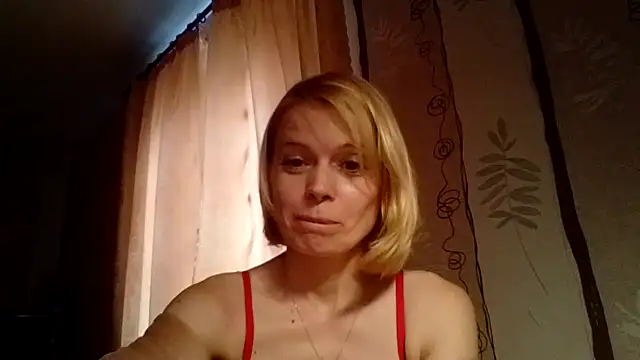 LiluXRose online show from October 13, 2025, 10:39 am