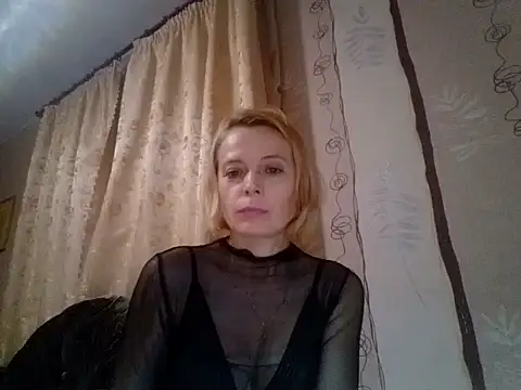 LiluXRose online show from October 26, 2025, 8:42 pm