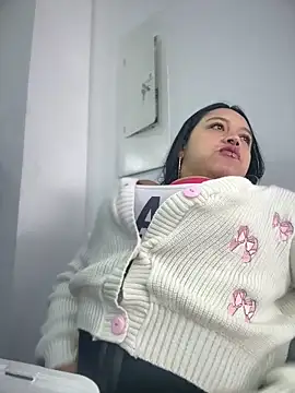 Snapshot of -Mia1 chatting on December 18, 2025, 1:04 pm -Mia1 online show from December 18, 2025, 1:04 pm