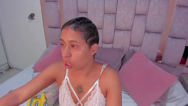 cloemorwen online show from December 15, 2025, 10:04 pm