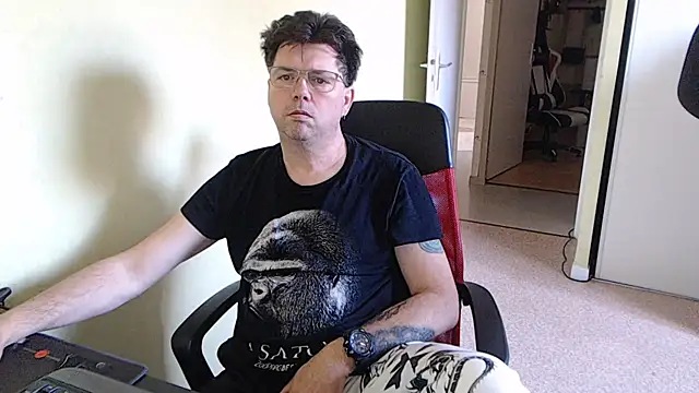 blueandwhite1 online show from March 21, 2026, 8:52 am