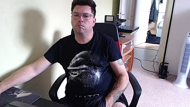 blueandwhite1 online show from September 20, 2025, 7:57 am