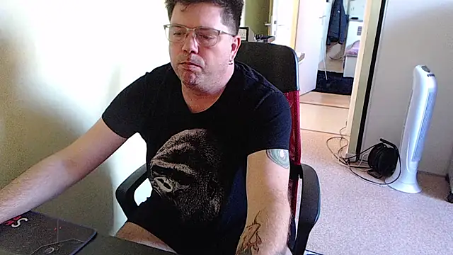 blueandwhite1 online show from October 16, 2025, 3:20 pm