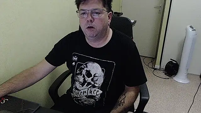 blueandwhite1 online show from November 10, 2025, 4:12 pm