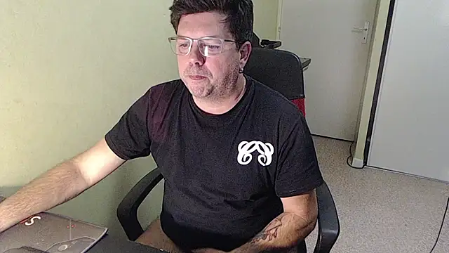 blueandwhite1 online show from December 5, 2025, 3:32 pm