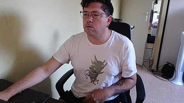 blueandwhite1 online show from October 11, 2025, 7:09 am