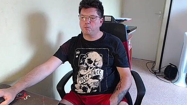 blueandwhite1 online show from October 4, 2025, 7:54 am