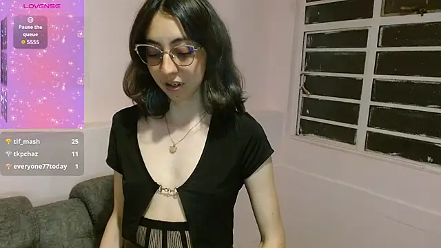 Snapshot of AnnieSparkle chatting on November 6, 2025, 11:42 pm AnnieSparkle online show from November 6, 2025, 11:42 pm